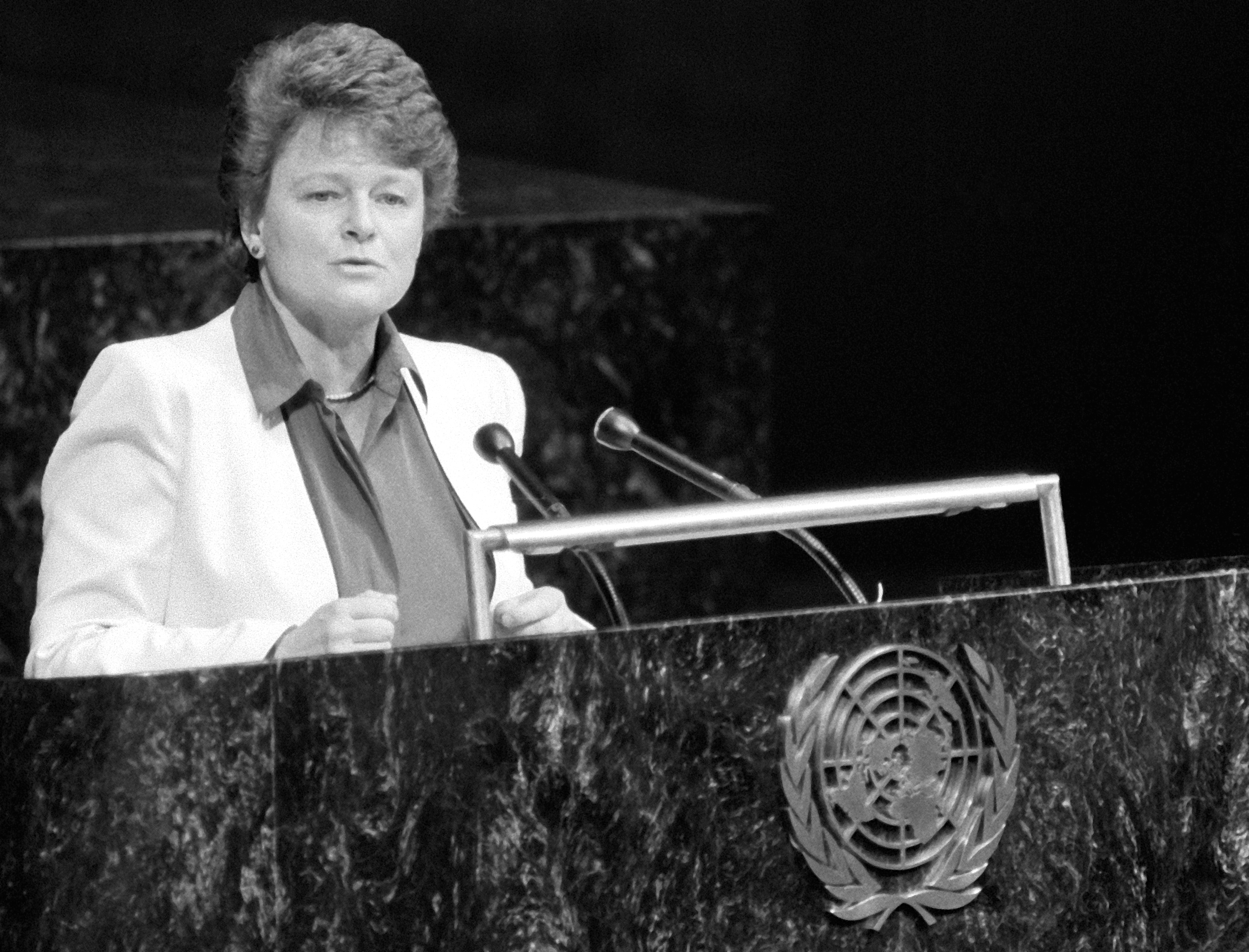 Gro Harlem Brundtland taler til FNs generalforsamling i 1987. Foto: UN Photo.